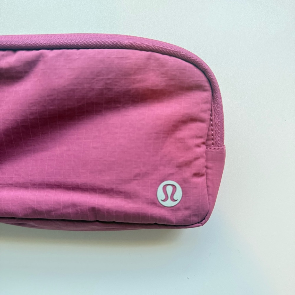 Lululemon Athletica Mauve Everywhere Belt Bag with Adjustable Straps - Picture 8 of 8